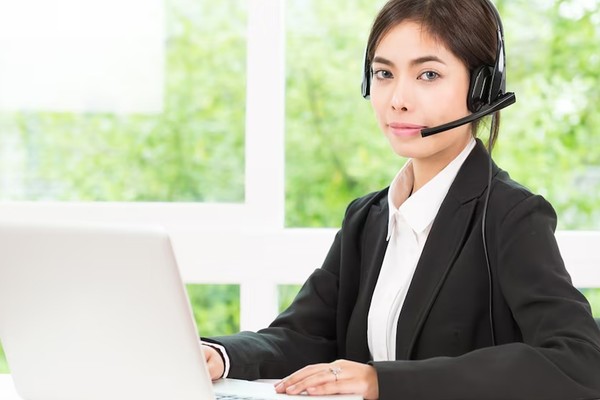 Hình ảnh nhân viên hỗ trợ khách hàng thân thiện với tai nghe, tượng trưng cho dịch vụ hỗ trợ của win365