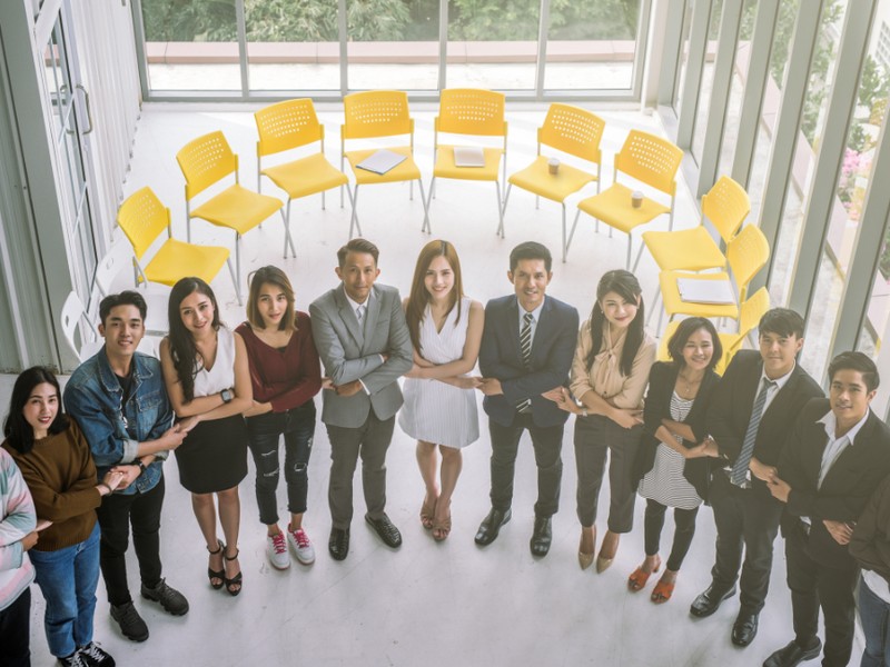 Biểu tượng cân bằng và đồng hồ cát, minh họa cá cược có trách nhiệm của win365